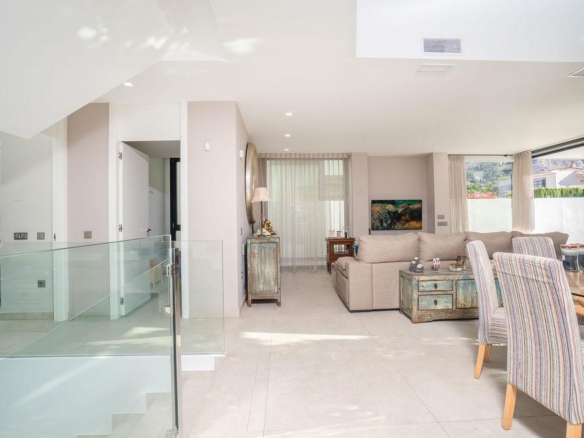Preciosa Villa de muy buenas calidades en el centro de Albir