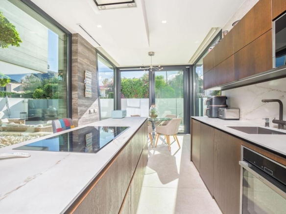 Preciosa Villa de muy buenas calidades en el centro de Albir