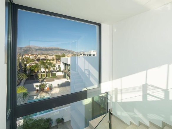Preciosa Villa de muy buenas calidades en el centro de Albir