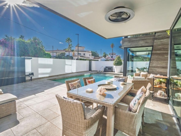 Preciosa Villa de muy buenas calidades en el centro de Albir