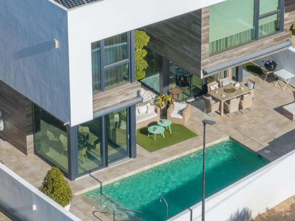 Preciosa Villa de muy buenas calidades en el centro de Albir