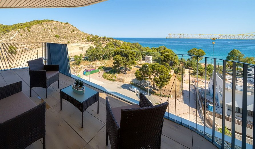 893