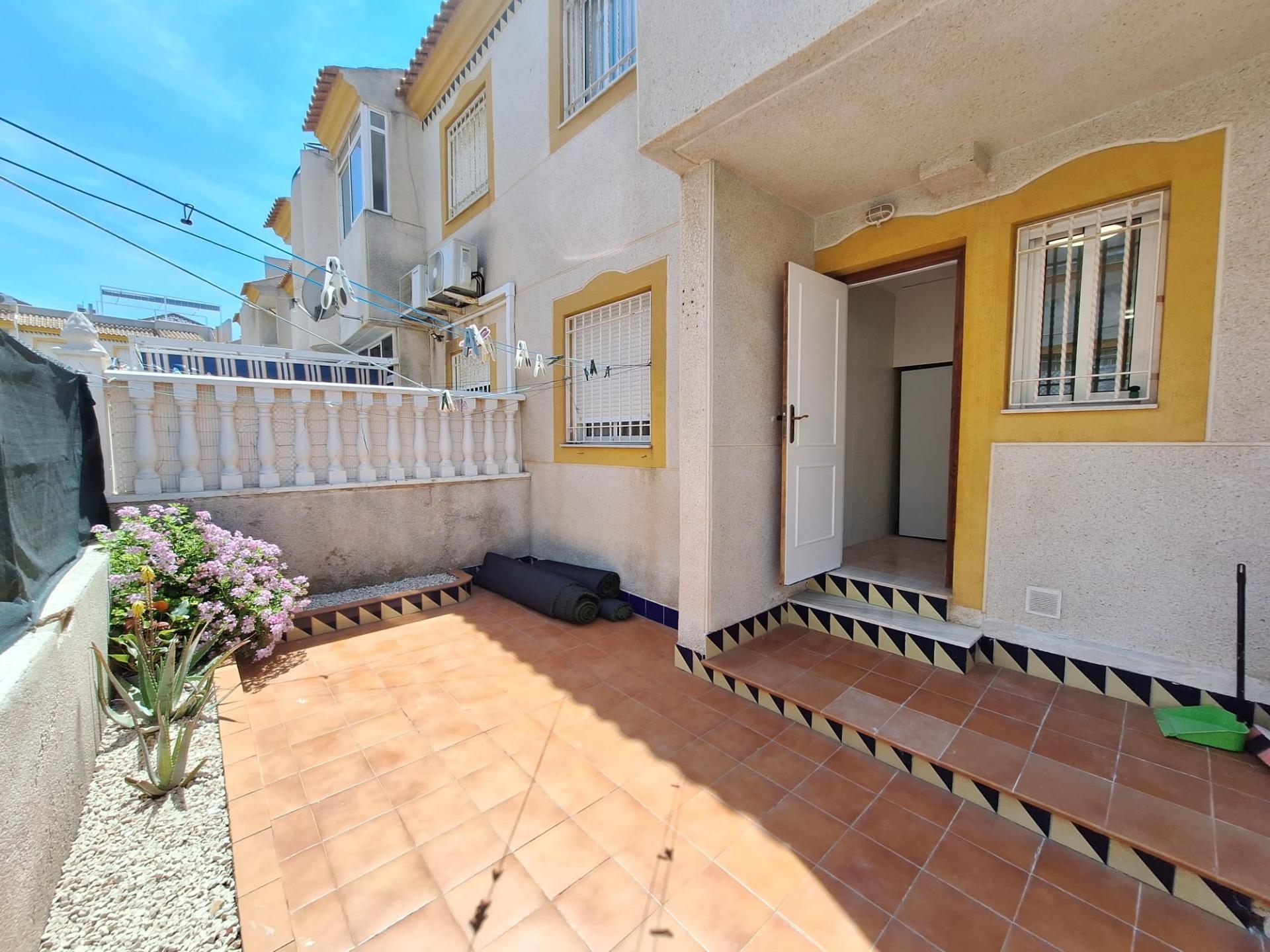 Bungalow con piscina en una de las zonas más practicas de Torrevieja
