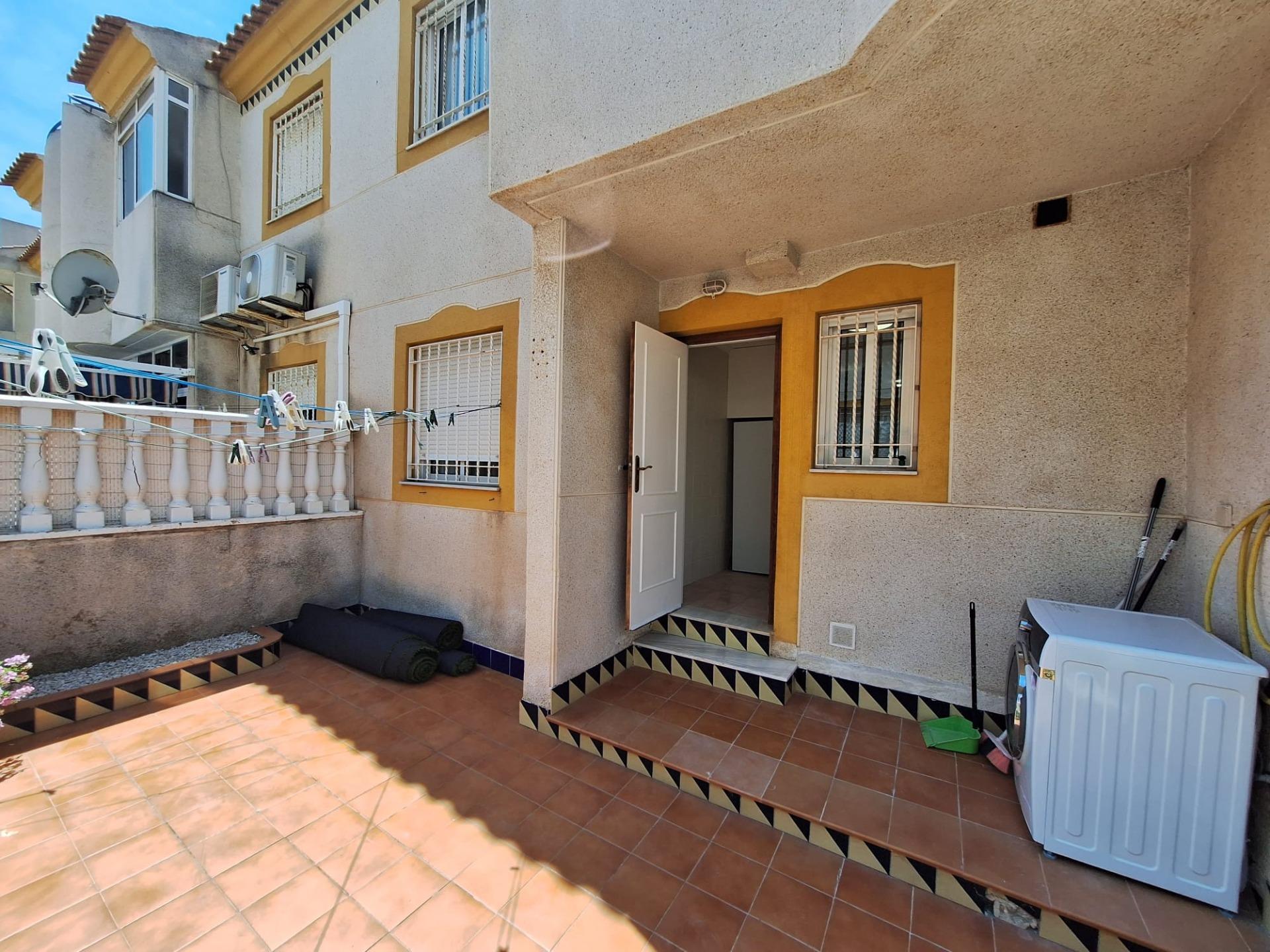 Bungalow con piscina en una de las zonas más practicas de Torrevieja