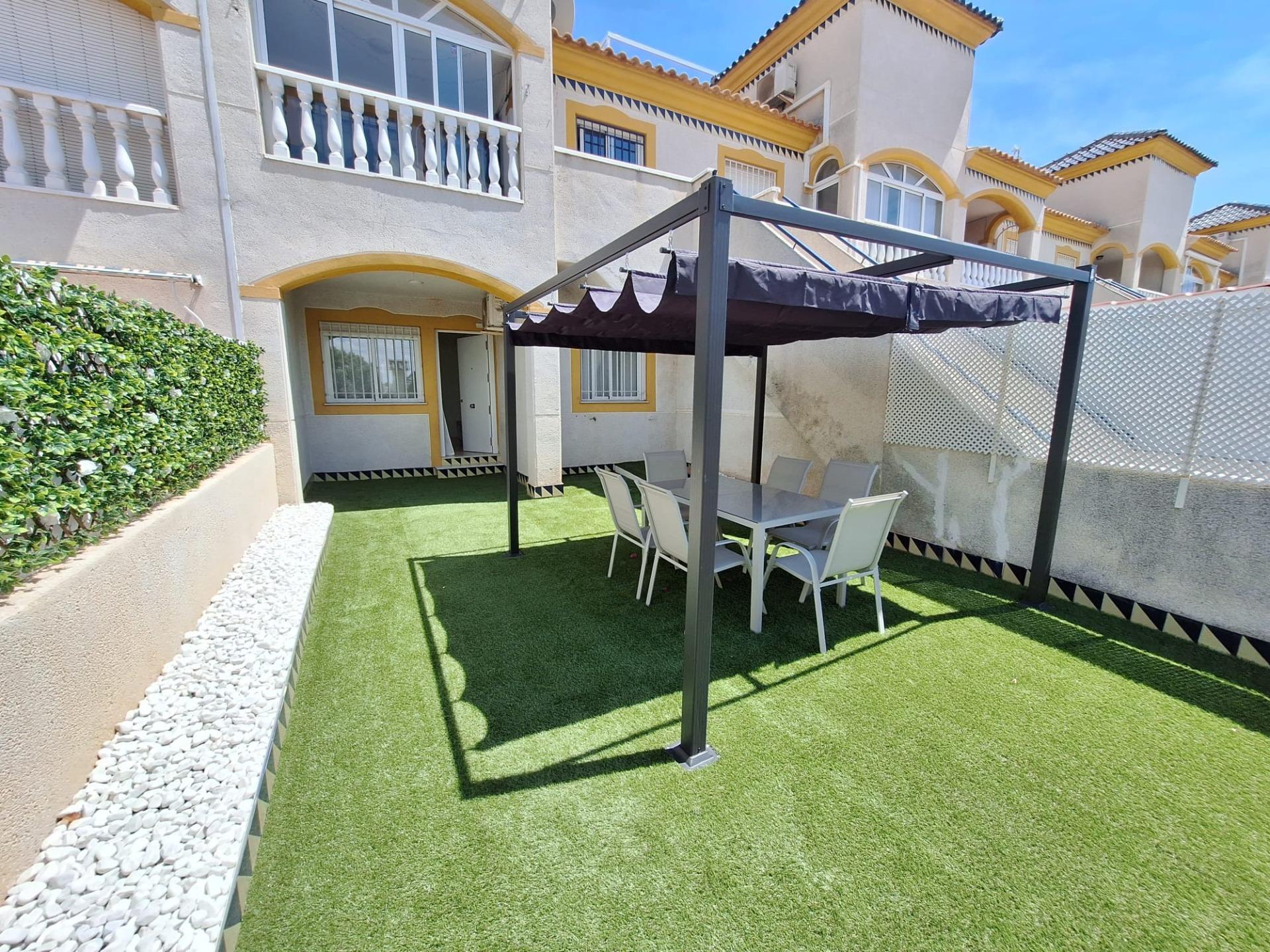 Bungalow con piscina en una de las zonas más practicas de Torrevieja