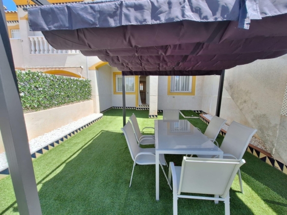 Bungalow con piscina en una de las zonas más practicas de Torrevieja