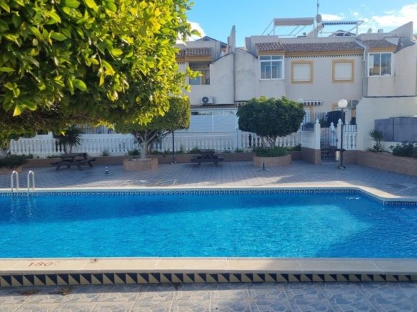 Bungalow con piscina en una de las zonas más practicas de Torrevieja