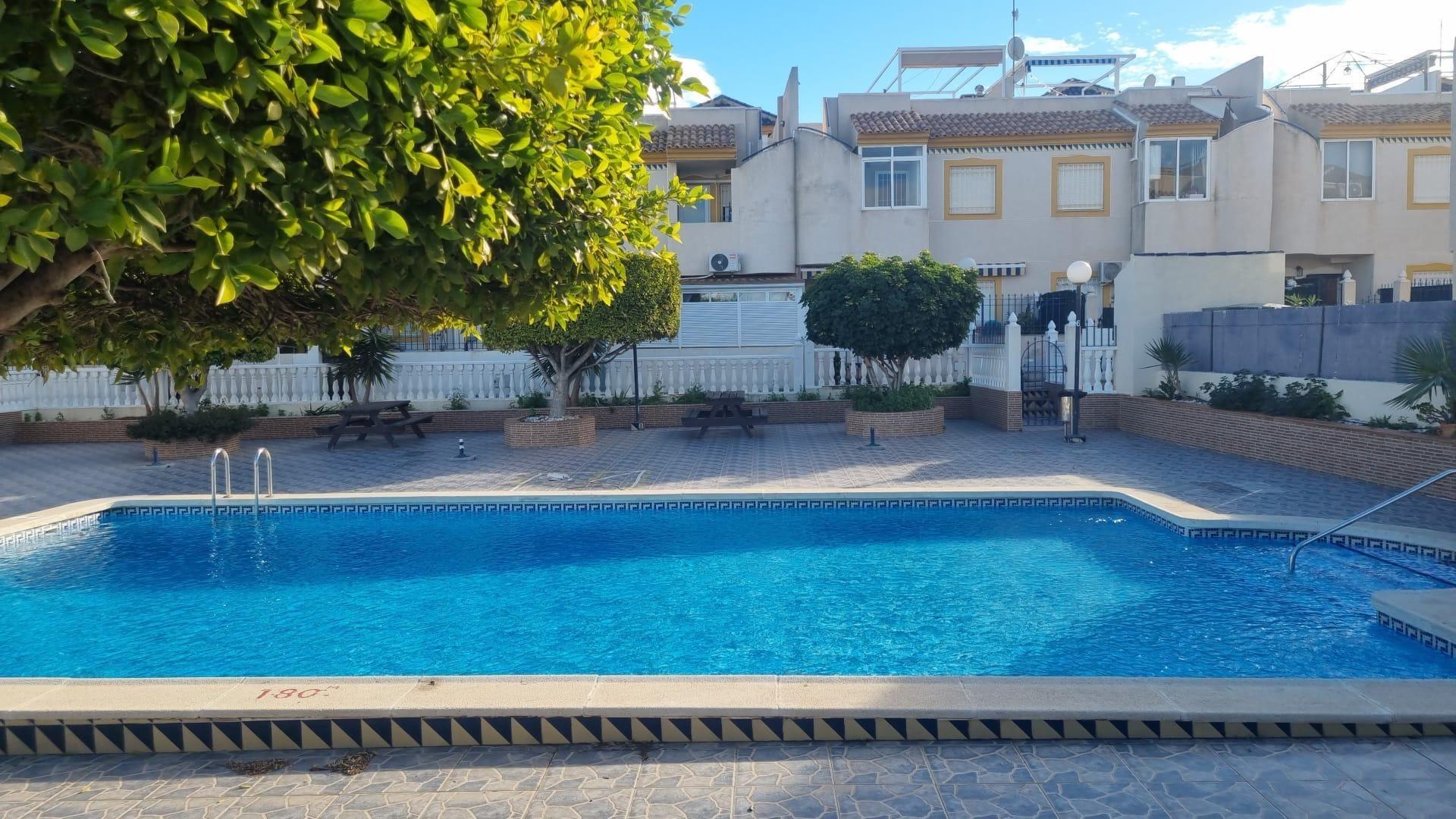 Bungalow con piscina en una de las zonas más practicas de Torrevieja