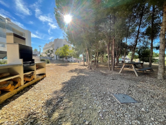Se vende apartamento en planta baja con sótano, en urb. Sierra Cortina Finestrat