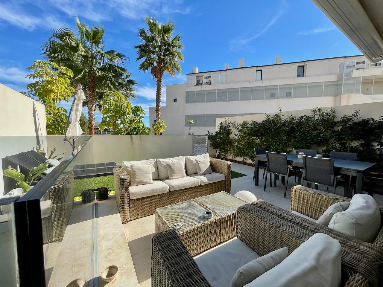 Se vende apartamento en planta baja con sótano, en urb. Sierra Cortina Finestrat