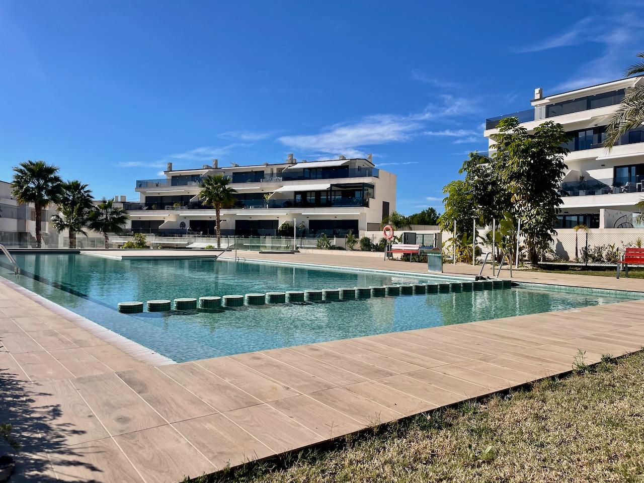 Se vende apartamento en planta baja con sótano, en urb. Sierra Cortina Finestrat