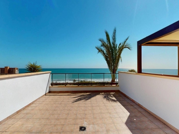 Exclusivo dúplex en primera línea de playa en Arenales del Sol<span class="ninja-ref-data" data-ref="GAL0001" style="display:none;"></span>