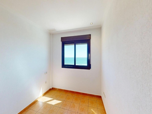 Exclusivo dúplex en primera línea de playa en Arenales del Sol