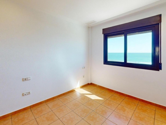 Exclusivo dúplex en primera línea de playa en Arenales del Sol