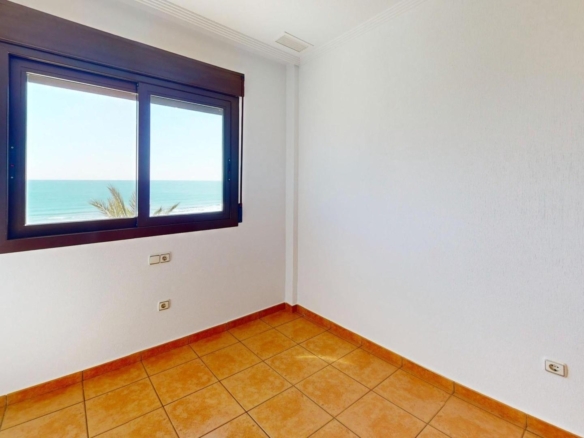 Exclusivo dúplex en primera línea de playa en Arenales del Sol