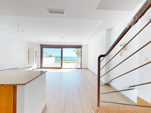 Exclusivo dúplex en primera línea de playa en Arenales del Sol