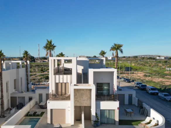 Villas en construcion cerca de prestigioso camo de golf en Los Alcázares