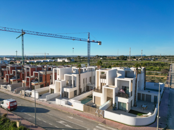 Villas en construcion cerca de prestigioso camo de golf en Los Alcázares