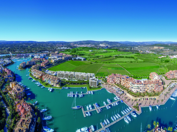 Vivir entre el mar y el golf en Manilva, Málaga