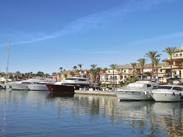 Vivir entre el mar y el golf en Manilva, Málaga
