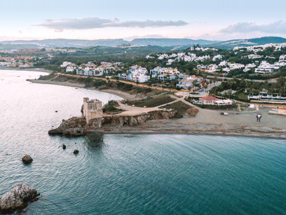 Vivir entre el mar y el golf en Manilva, Málaga