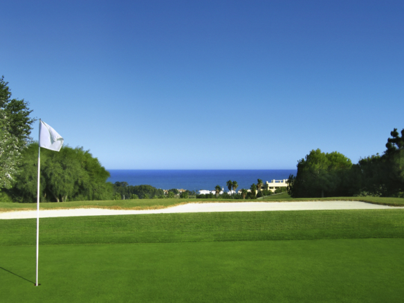 Vivir entre el mar y el golf en Manilva, Málaga