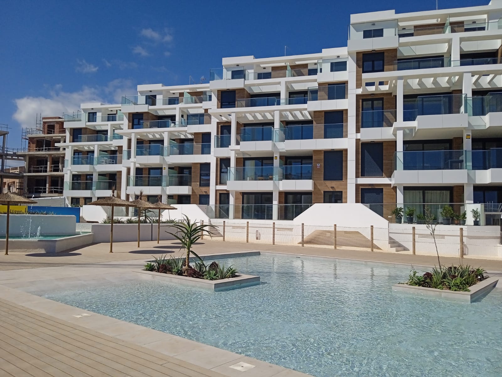 En Denia apartamentos de diseño contemporáneo a pocos pasos del Mediterráneo.