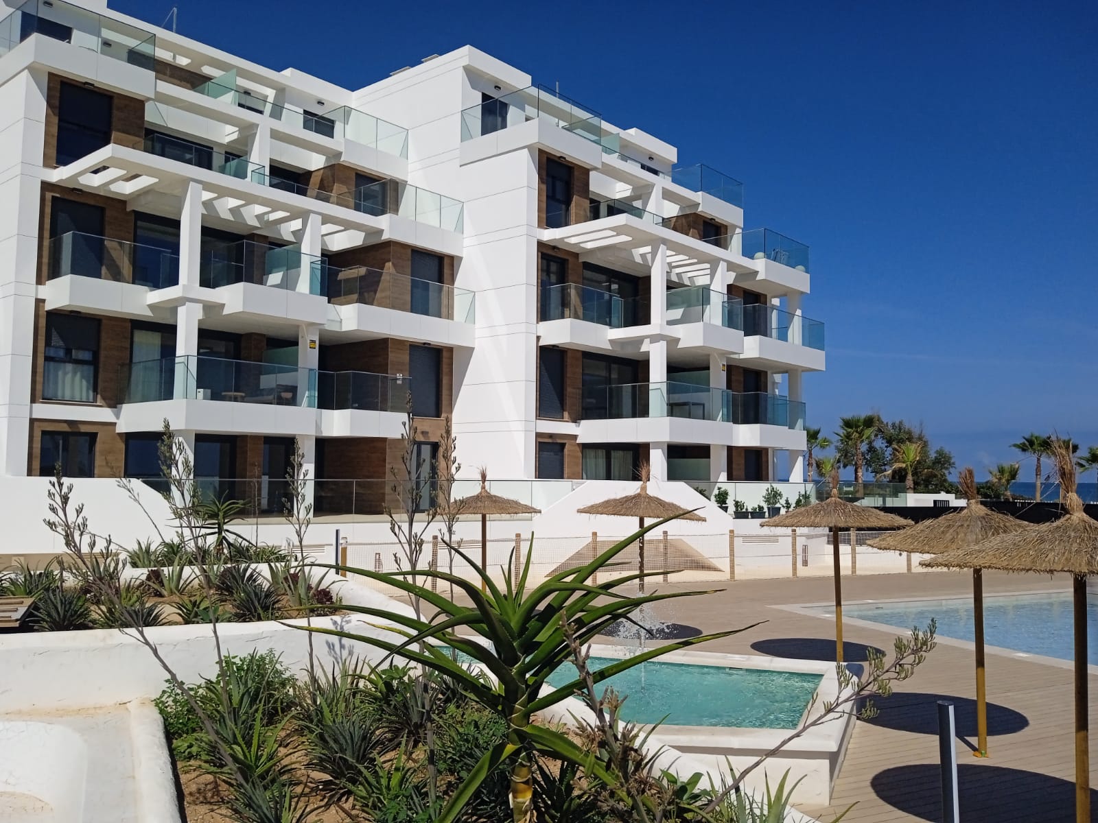 En Denia apartamentos de diseño contemporáneo a pocos pasos del Mediterráneo.