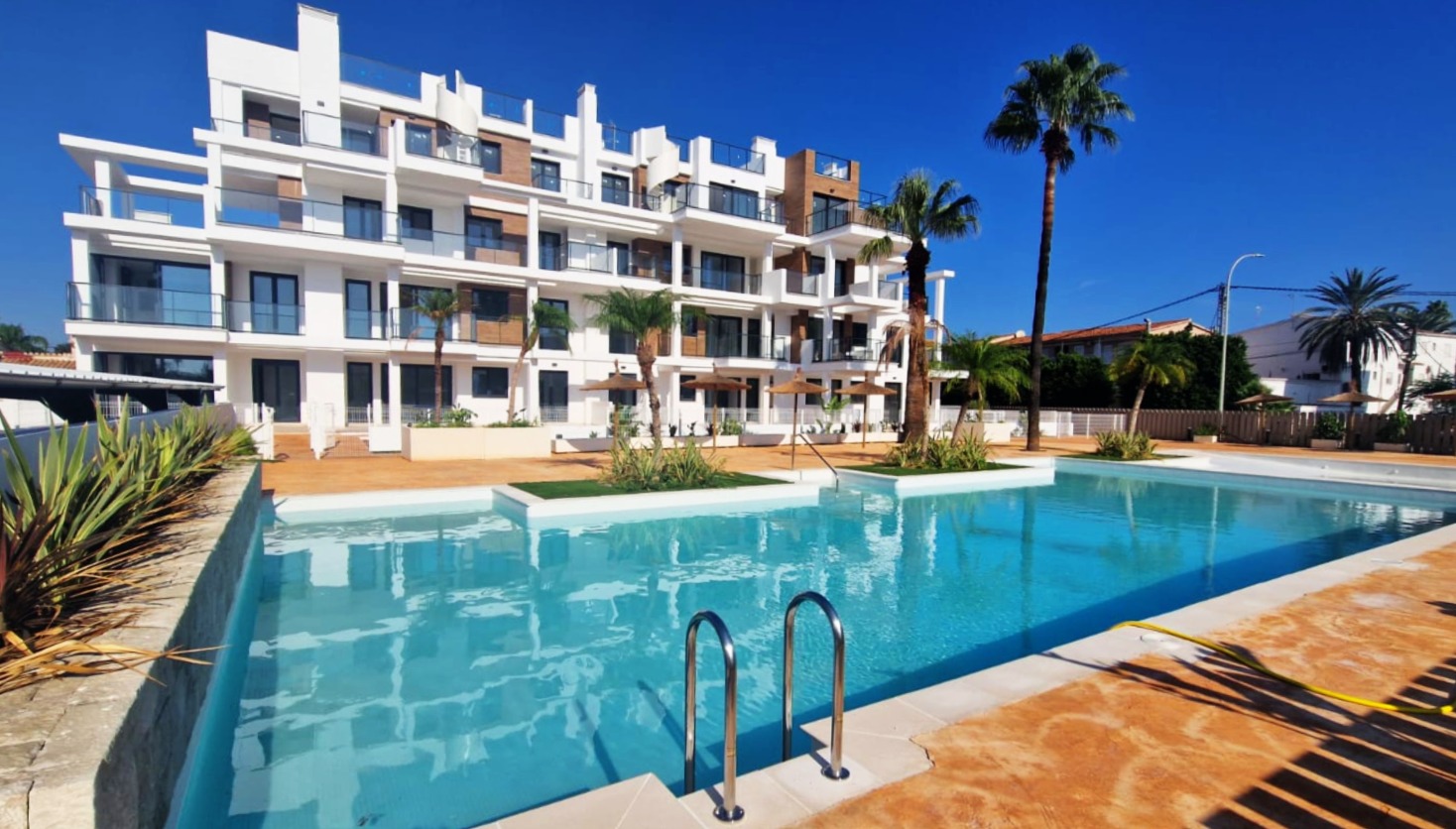En Denia apartamentos de diseño contemporáneo a pocos pasos del Mediterráneo.