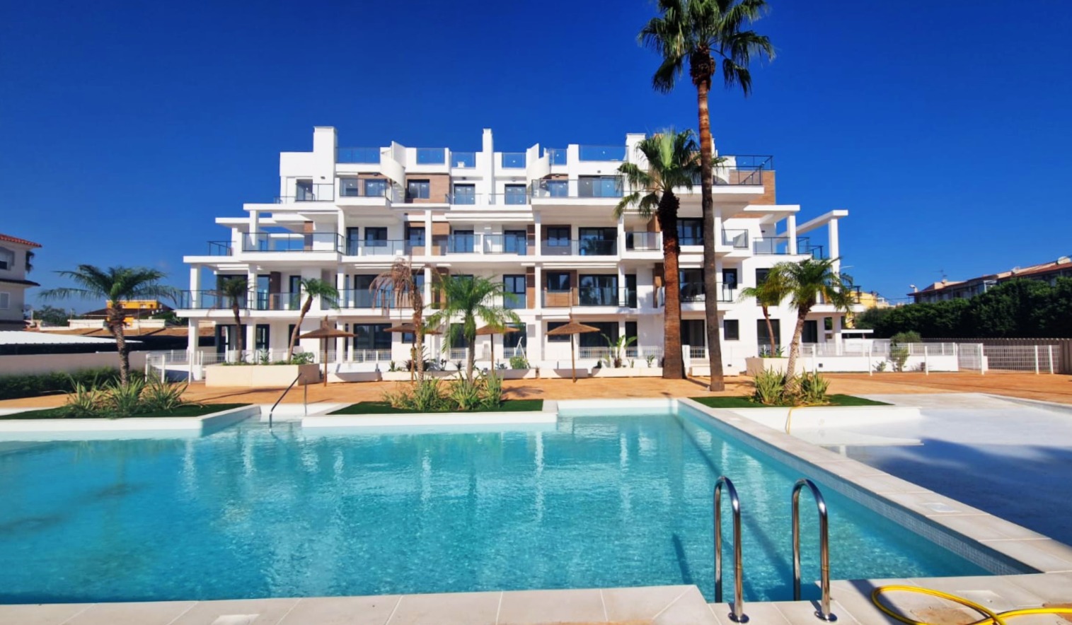 En Denia apartamentos de diseño contemporáneo a pocos pasos del Mediterráneo.
