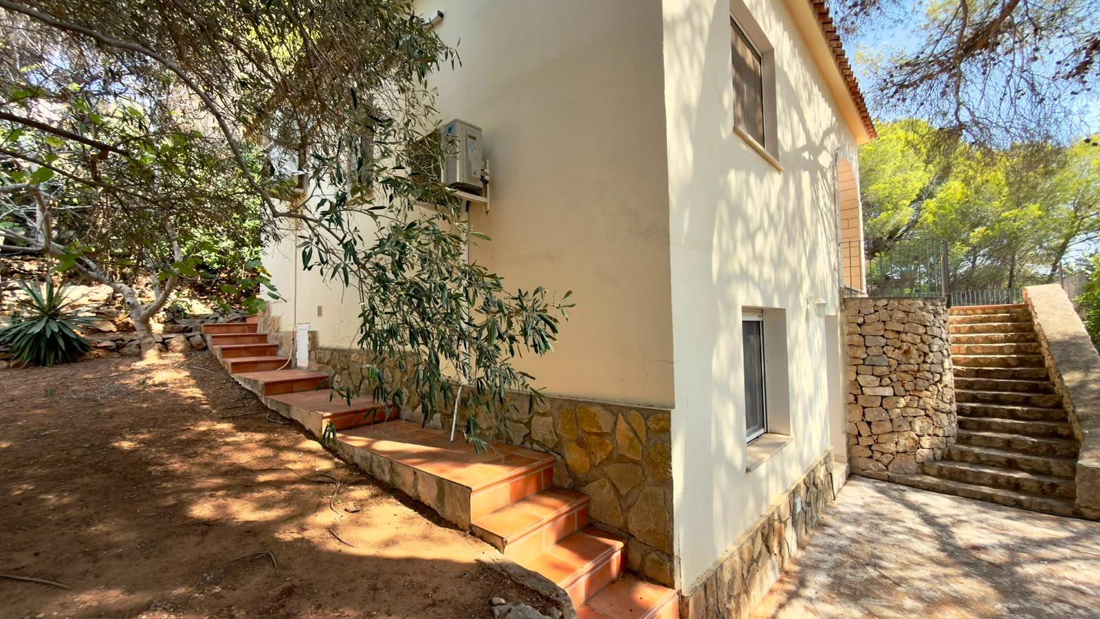 Chalet independiente con vistas al mar y al Montgó