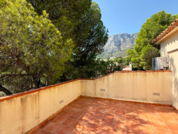 Chalet independiente con vistas al mar y al Montgó