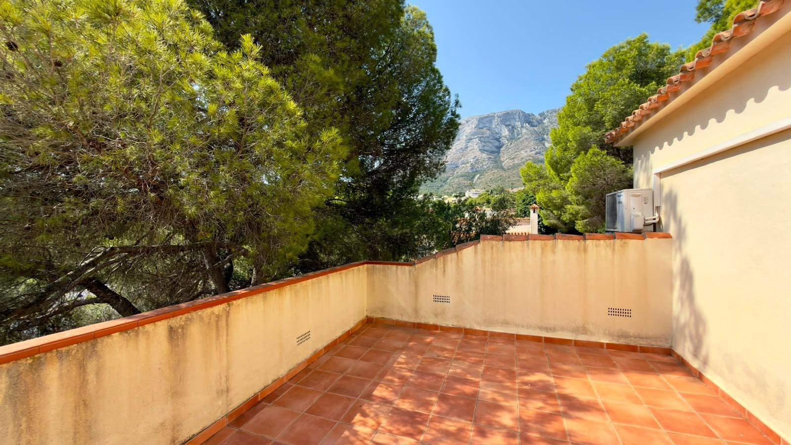 Chalet independiente con vistas al mar y al Montgó