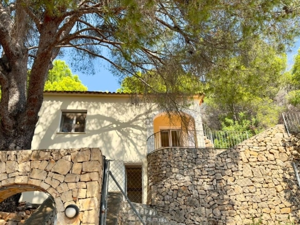 Chalet independiente con vistas al mar y al Montgó