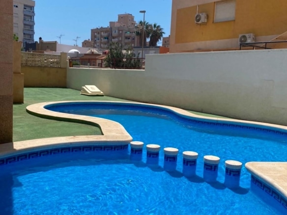 Apartamento con terraza, piscina y parking en Nueva Torrevieja