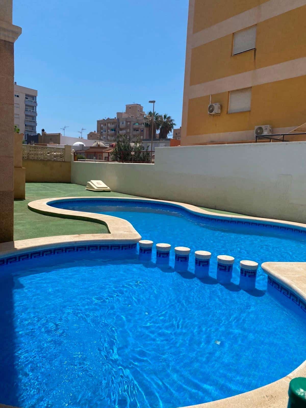 Apartamento con terraza, piscina y parking en Nueva Torrevieja