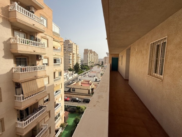 Apartamento con terraza, piscina y parking en Nueva Torrevieja