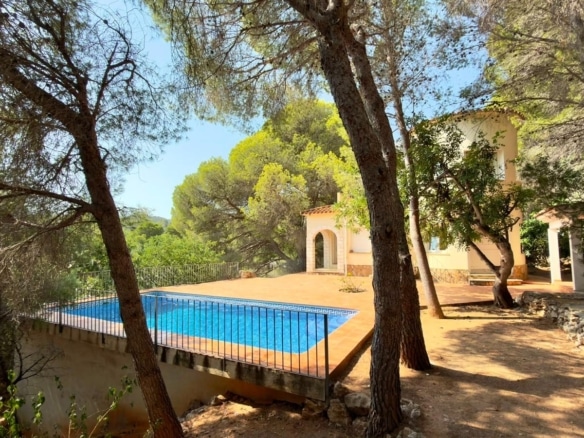 Chalet independiente con vistas al mar y al Montgó
