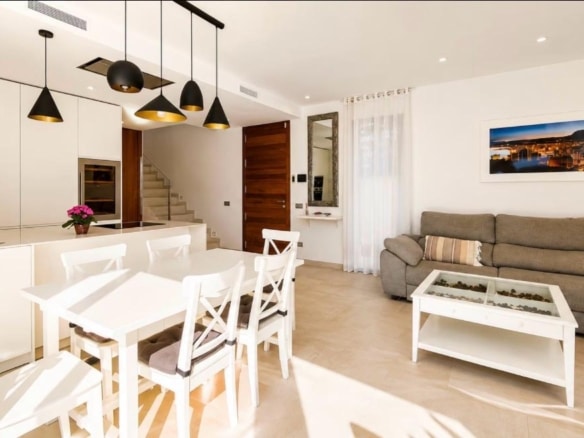 Villa contemporánea amueblada con piscina privada y vistas al mar en Sierra Cortina, Benidorm
