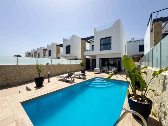 Villa en Punta Prima, Torrevieja cerca de la playa<span class="ninja-ref-data" data-ref="TORRPP001" style="display:none;"></span>