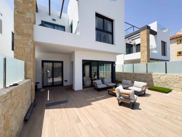 Villa en Punta Prima, Torrevieja cerca de la playa