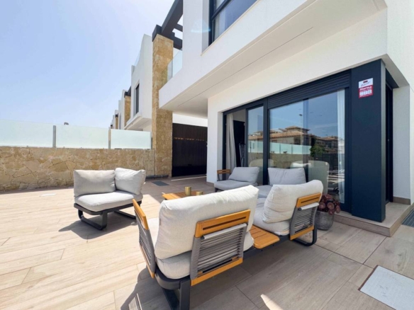 Villa en Punta Prima, Torrevieja cerca de la playa
