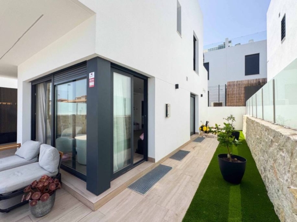 Villa en Punta Prima, Torrevieja cerca de la playa