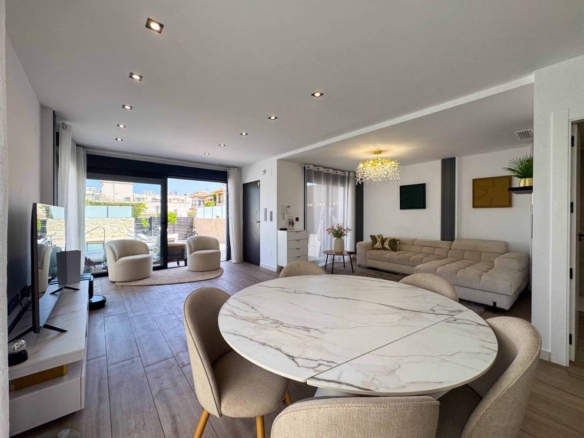 Villa en Punta Prima, Torrevieja cerca de la playa